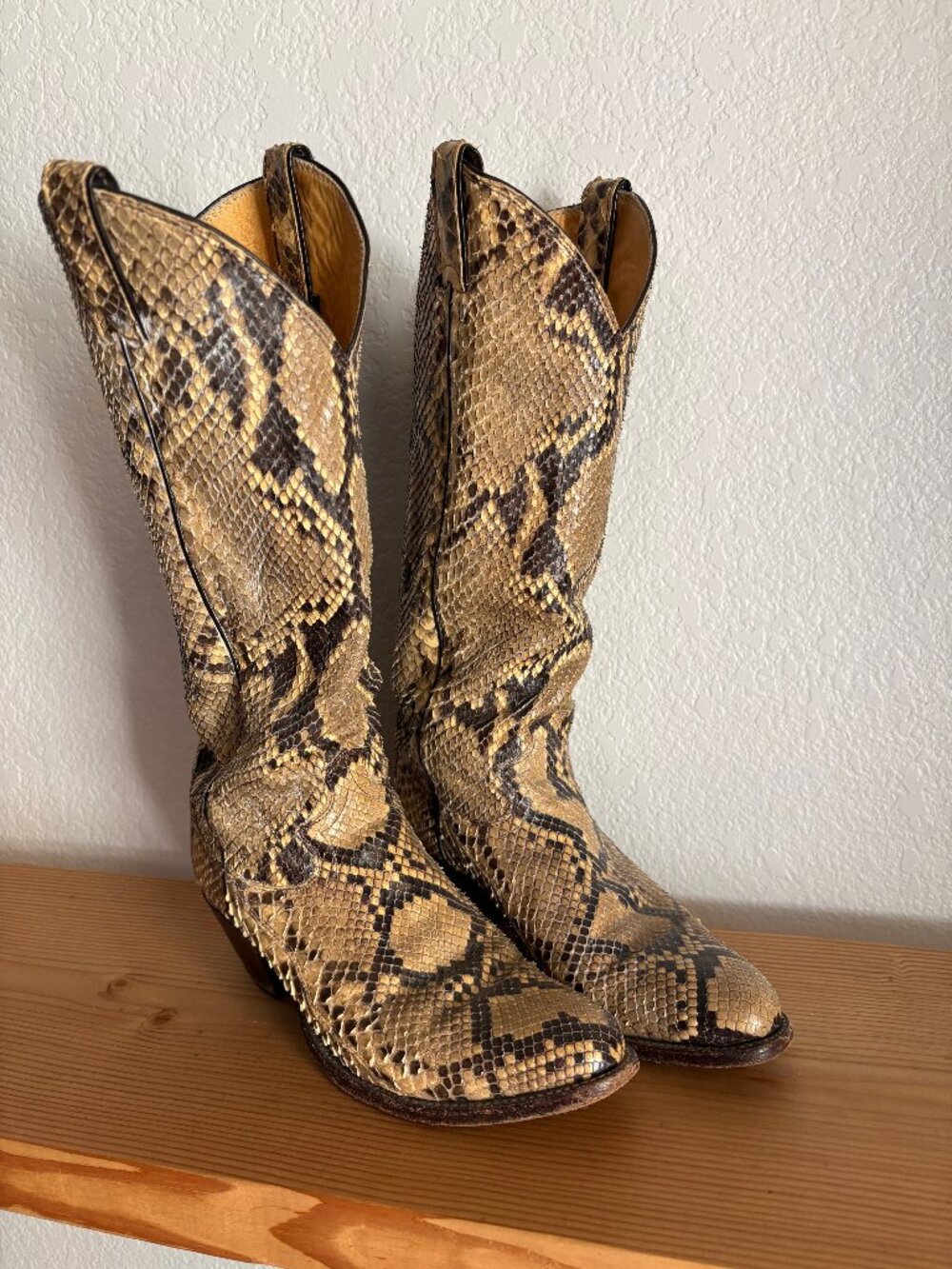 Justin Snake Skin Boots Size 7A Tan